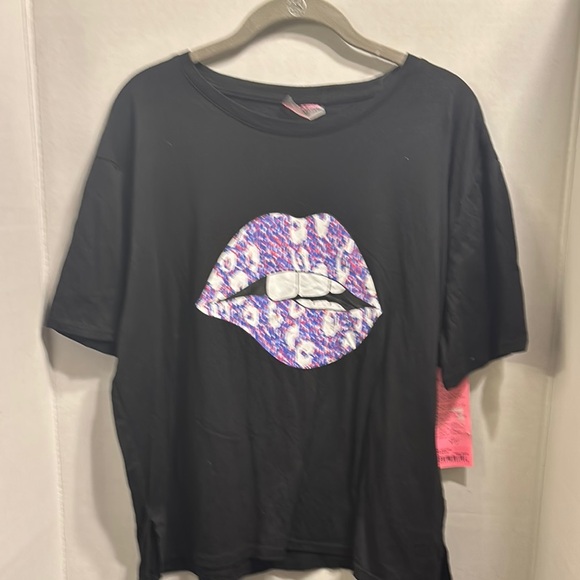 Betsy Johnson performance Black T-Shirt with Purple Lips Graphic - Picture 1 of 7